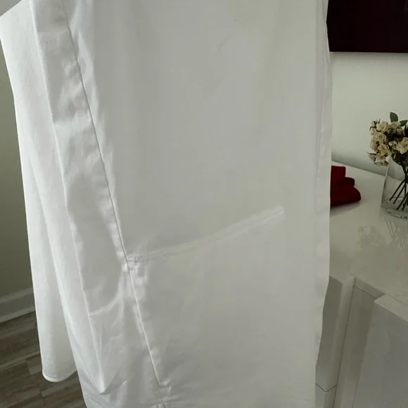 Elegant White Button-Up Shirt - Picture 7 of 9